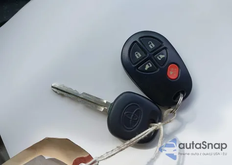 2010 Toyota Sienna Le z USA, uszkodzony, nr VIN 5TDJK4CC0AS033641